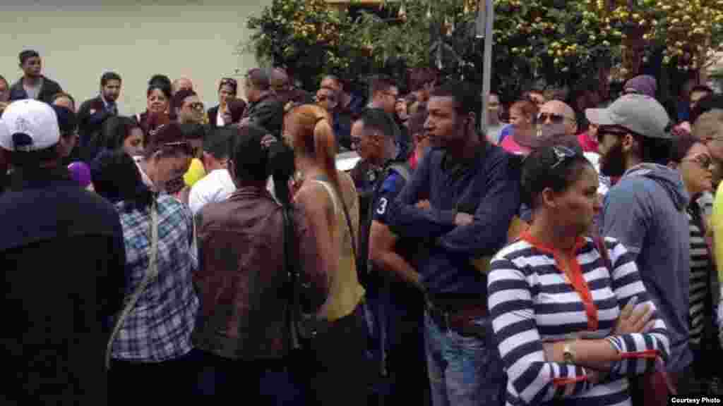 Cubanos reunidos a las puertas de la Embajada de México en Ecuador.