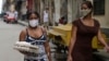Mujeres cubanas caminan por las calles de La Habana durante la pandemia.