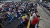 Alrededor de 3.000 migrantes migrantes protestan bloqueando la carretera durante su caravana por Huixtla, México, miércoles 8 de noviembre de 2023. (AP Photo/Edgar Clemente)