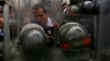 Guaidó enfrenta a la policía militarizada que rodea el palacio legislativo. REUTERS/Fausto Torrealba