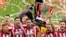 Atlético Madrid celebra con el trofeo de la liga española en el Estadio Metropolitano Wanda de Madrid. (AP/Manu Fernandez)