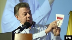 Fotografía cedida por la Presidencia de Colombia que muestra al presidente Juan Manuel Santos durante la clausura del Congreso Nacional de Municipios hoy, viernes 31 de marzo de 2017, en Cartagena (Colombia). Santos calificó hoy de "inaceptable" la situac