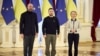 El presidente de Ucrania, Volodymyr Zelenskyy (centro), entre la presidenta de la Comisión Europea, Ursula von der Leyen, y el presidente del Consejo Europeo, Charles Michel, el 3 de febrero de 2023. (Ukrainian Presidential Press Service, Handout via REUTERS).