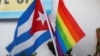 Una bandera cubana y una del orgullo gay en un apartamento en La Habana. REUTERS/Tomas Bravo