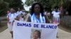 Berta Soler, líder de las Damas de Blanco, marcha por la Quinta Avenida, en La Habana, con la imagen de la fundadora del movimiento, la fallecida Laura Pollán. (Reuters/Archivo)
