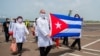 “La colaboración médica se ha convertido en los últimos años en una de las principales fuentes de ingreso de Cuba”, admite Cubadebate. En la imagen, médicos cubanos en Martinica. (Lionel CHAMOISEAU / AFP)
