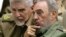 El comandante cubano Ramiro Valdés junto a Fidel Castro. 