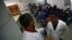 ARCHIVO. Dos médicos cubanos conversan en el Centro Integral de Diagnóstico del programa sanitario "Barrio Adentro".
