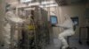 Científicos trabajan en el desarrollo de Abdala, una vacuna para el COVID-19, en el Centro de Ingeniería Genética y Biotecnología (CIGB) en La Habana, Cuba, el 25 de febrero de 2021. (AP Foto/Ramón Espinosa)