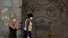 Mujeres caminando por la Habana con tapabocas debido al coronavirus
