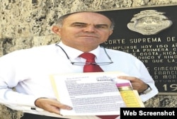 José Montoya muestra el documento del recurso que presentó.