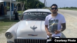 Leonardo Peña de la Cruz, cubano residente permanente en Estados Unidos, quedó atrapado en la isla, sin su greend card.