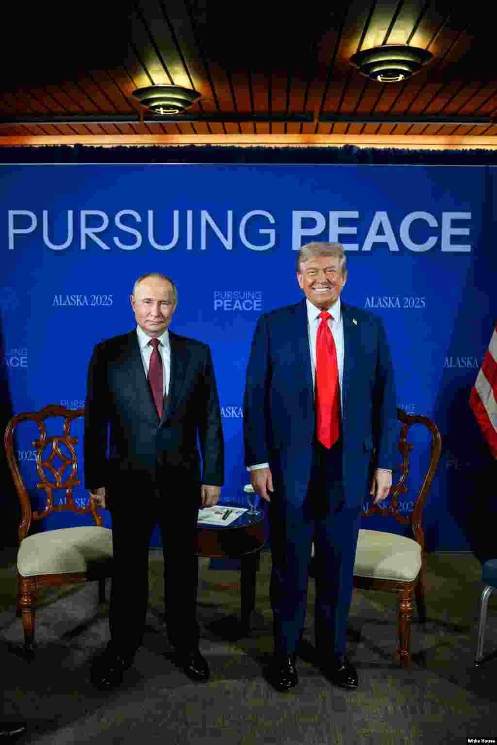 Vladimir Putin y Donald Trump posan en Alaska ante el rótulo "En busca de la Paz". 