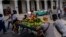 Vendedores ambulantes en una calle de La Habana, Cuba. (AP/Ramon Espinosa/Archivo)