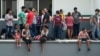 Migrantes esperan a ser deportados por funcionarios del Instituto Nacional de Migración de México en un centro de detención en Tapachula. 