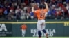 José Altuve celebra la victoria de los Astros sobre los Rangers de Texas durante el quinto juego de la Serie de Campeonato de la Liga Americana en Globe Life Field. Foto Kevin Jairaj-USA TODAY Deportes vía Reuters.