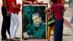  Un grupo de personas llevan un cuadro con la imagen de Fidel Catro hoy, viernes 2 de diciembre de 2016, mientras esperan la llegada de la caravana que traslada las cenizas del fallecido líder de la revolución cubana Fidel Castro, en Holguín, a 800km de L