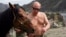 primer ministro ruso Vladimir Putin que alimenta a un caballo durante sus vacaciones de verano en la República de Tuvá