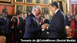Díaz-Canel felicita a Maduro el día en que juró su último mandato, el 10 de enero de 2025, en el Palacio Federal Legislativo en Caracas.