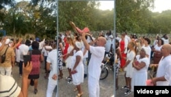 Culto cristiano frente a las instalaciones de Tropicana Santiago, en Santiago de Cuba. 