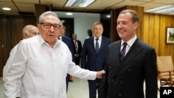 Raúl Castro y el primer ministro ruso, Dmitry Medvedev, hablan con los medios durante una reunión en La Habana, Cuba, el 3 de octubre de 2019. (Dmitry Astakhov, Sputnik, Government Pool Photo vía AP)