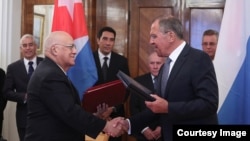 Ricardo Cabrisas firma acuerdo con el canciller ruso Serguei Lavrov, en Moscú.
