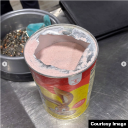 Intentaron transportar 64 balas de punta hueca ocultas dentro de un envase de Nesquik sabor fresa. 