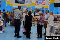 Vista interior de la nueva tienda en dólares en La Habana, en el local que ocupaba el antiguo "TenCent" de Galiano y San Rafael. (Foto: 14ymedio)