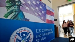 Una oficina de USCIS en Miami. (AP/Wilfredo Lee).