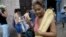 Una mujer se aprovisiona de pan, en La Habana (Cuba). 