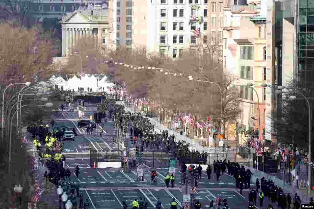 Se ve al personal de seguridad antes del inicio de la toma de posesi&#243;n de Joe Biden como el 46 &#176; presidente de EEUU. REUTERS/Jonathan Ernst/Pool