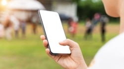 
Tarifazo de Etecsa (Imagen de referncia)
Close up of woman hand using mobile smartphone with blank screen outdoors