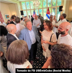 Hammer conversa con los invitados.