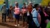 Una cola para comprar comida en La Habana. (Yamil LAGE / AFP)