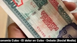 Un billete de 500 pesos cubanos en la mano de una persona.