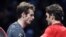 (i-e) Murray y Federer en el Masters de Tenis de Londres en Reino Unido, en 2014. Federer ganó 6-0, 6-1.