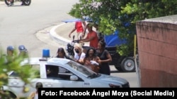 Imagen tomada durante un arresto a la líder de las Damas de Blanco, Berta Soler.