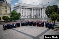 Embajadores ucranianos frente al Ministerio de Relaciones antes del comienzo de la conferencia.