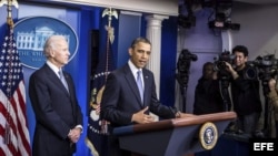 El vicepresidente estadounidense, Joseph R. Biden (izda), escucha al presidente de Estados Unidos, Barack Obama (dcha), durante su declaración a los medios en la Casa Blanca el 1 de enero de 2013. 