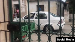 Una patrulla de la policía vigila la vivienda de un activista en La Habana. 