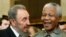 Nelson Mandela con Fidel Castro en Ginebra, 1998. Mandela visitó Cuba en 1991.
