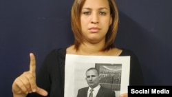 Nelva Ortega Tamayo sostiene una foto de su esposo, el líder de UNPACU José Daniel Ferrer, cuya libertad condicional fue revocada este martes. (Archivo)