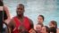 Fotografía de archivo. Shaquille O'Neal comparte con varios niños en una piscina. 