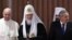 El papa Francisco, el patriarca Kirill y el gobernante Raúl Castro se reúnen en el aeropuerto José Martí de La Habana.