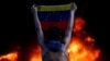 Un manifestante sostiene la bandera venezolana durante una protesta en Caracas. (REUTERS/Carlos Garcia Rawlins/Archivo)