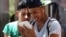 Dos jóvenes navegan por la internet en un dispositivo móvil en una de las zonas habilitadas con Wifi en La Habana (Cuba). 