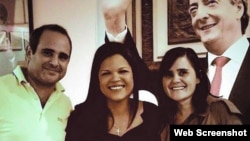 La hija de Hugo Chávez junto a Roberto y María Eugenia Vignati, propietarios de Bioart, en una foto que ella mismo publicó en Twitter.