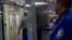 Funcionarios de la Administración de Seguridad del Transporte (TSA) hacen un chequeo de seguridad. La TSA trabaja de manera rutinaria con todos los países con vuelos directos a Estados Unidos. (Foto AP/Ty ONeil)