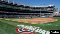 Vista general del Yankee Stadium mientras el equipo de mantenimiento prepara el campo antes del partido inaugural entre los Yankees de Nueva York y los Cerveceros de Milwaukee. (Reuters/Brad Penner-Imagn Images)