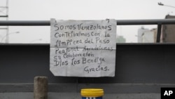 Un cartel de migrantes venezolanos en Perú. AP Photo/Martin Mejia